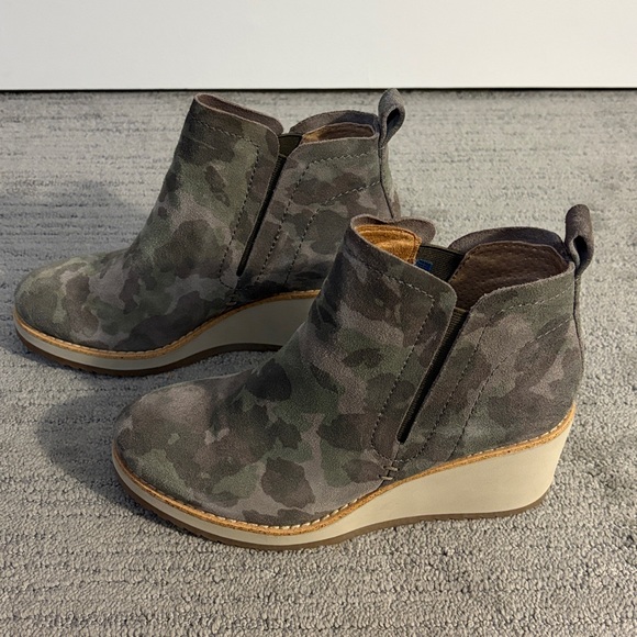 Sofft Emeree Olive Ankle Boots - Picture 2 of 5
